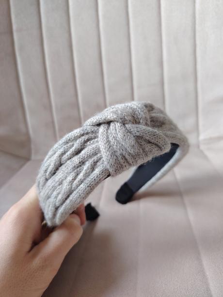 Vlnená svetlo sivá čelenka do vlasov, 