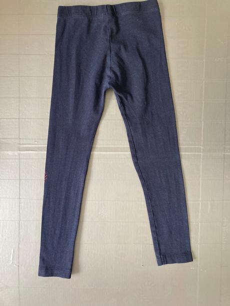 Tmavomodre leginy, srdce na kolene, 110