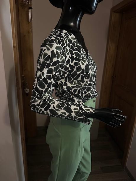 Zeleno biely top so vzorom a výstrihom zn. magenta, l / m