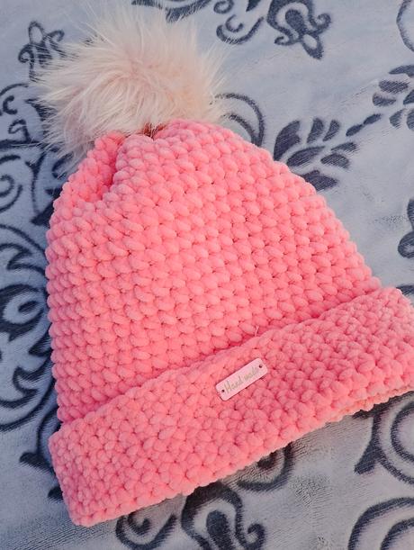 Ručne pletená štrikovaná čiapka s brmbolcom,