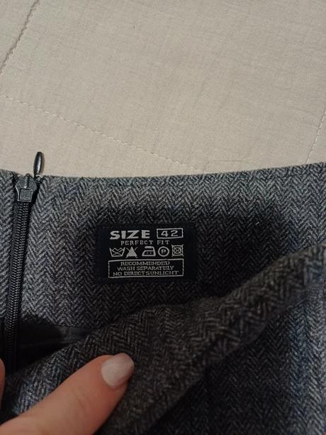 Kvalitná s trendy vlnená sukňa č.m/l, m