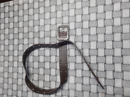 Dámsky opasok s okrasnými kamienkami,