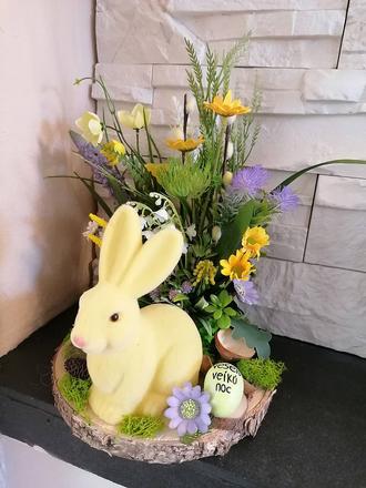 Veľkonočná dekorácia so žltým zajačikom, 