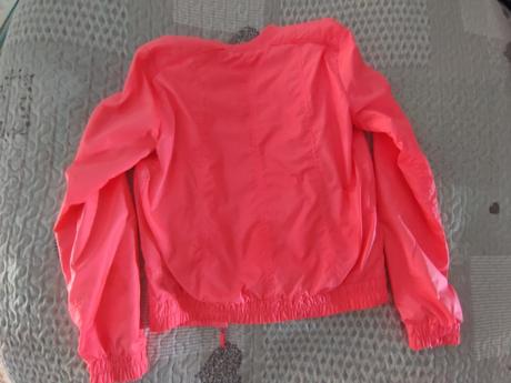 Neónova vetrovka, 158