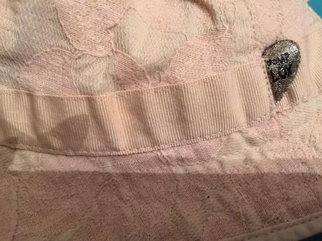 Klobúk s krajkou, pompdelux,122