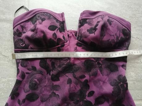 Korzetové šaty vínovej farby asos v34 zamat. ruže, 34