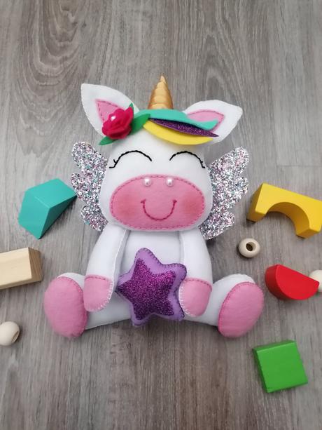 Rucne šitý jednorožec, 