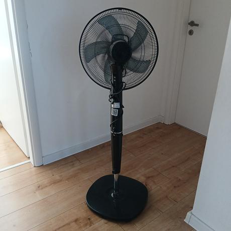 Čierny stojanový ventilátor klarstein,