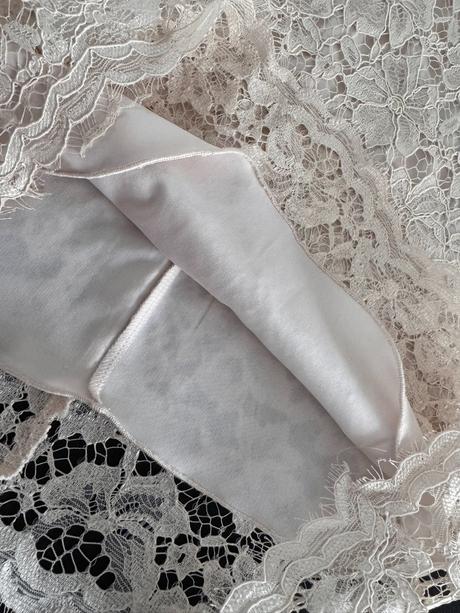 Čipkované šaty, s