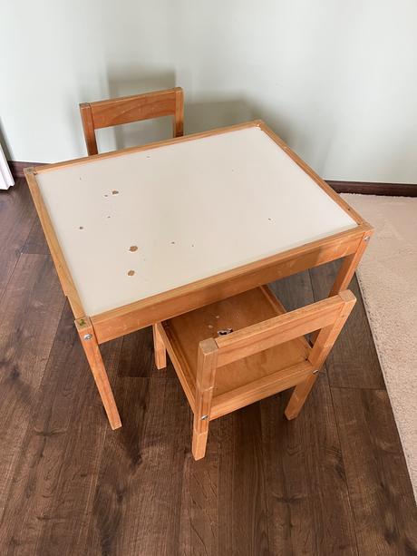 Kvalitný detsky drevený stôl a stoličky, 