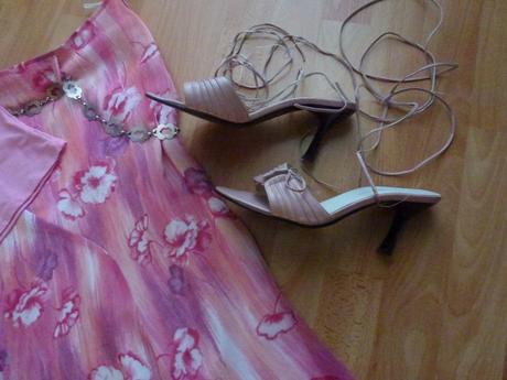 Letna sukna, tricko a sandalky., 40