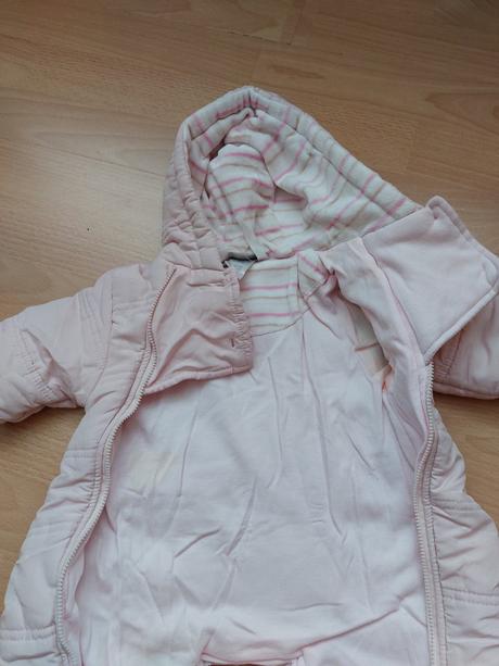 Ruzovy overal aj do autosedacky, jacky,56