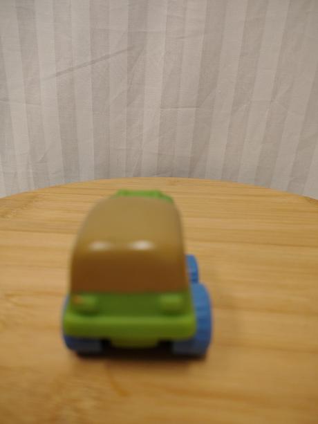 Zelené gumené autíčko playskool wheel pals, 6 cm, 