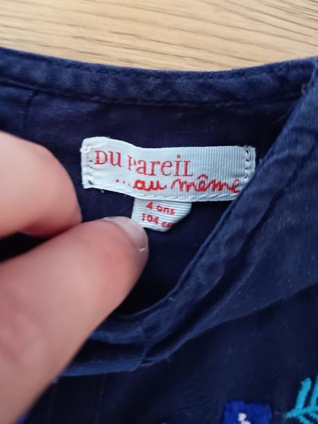Tmavomodré šatky, dpam (du pareil au meme),104