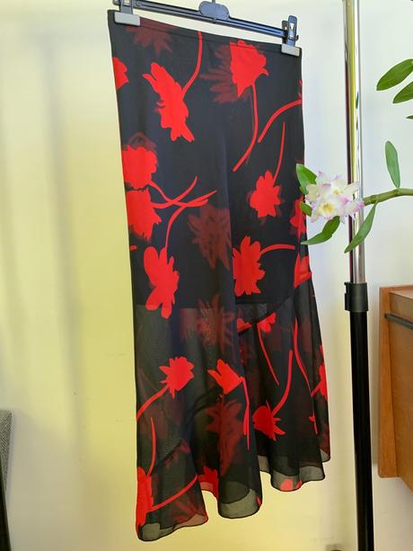 Nadherna kvetovana sukna m, m