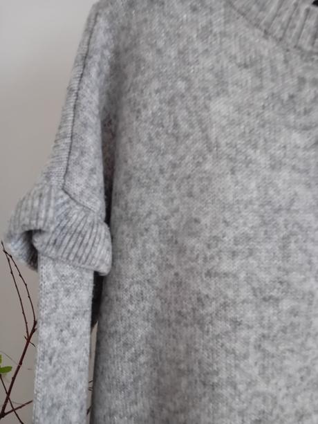 Šedý sveter s volánikmi, c&a,m
