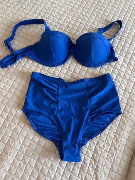 Bikiny, 44