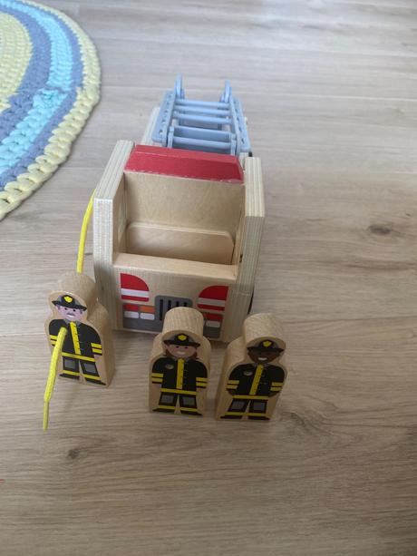 Drevene poziarnicke auto melissa & doug, 