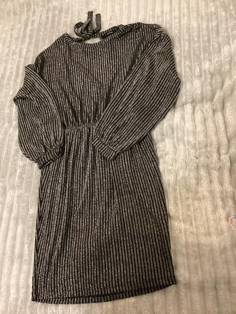 Elegantné cierno-strieborné šaty, s