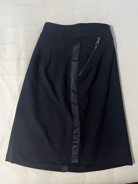 Nenosená elegantná sukňa, 34