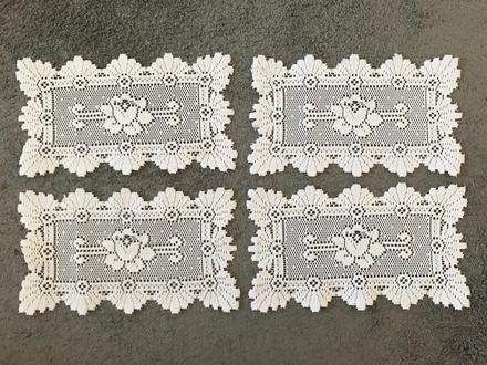 4 ks ozdobná dečka / obrus, 