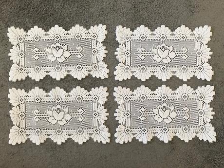 4 ks ozdobná dečka / obrus, 