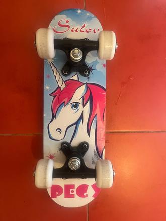 Skateboard s jednorožcom z čínskeho javora, sulov