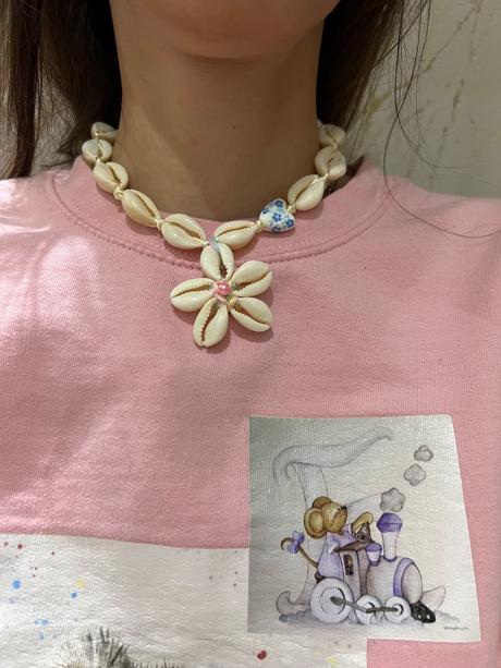 Náhrdelník z mušlí s kvetinkou, 