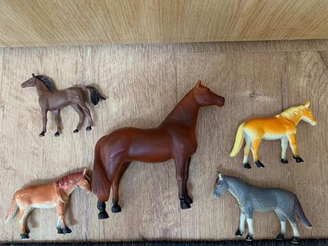 Sada figúrok zvierat, časopisov a zošitov, 