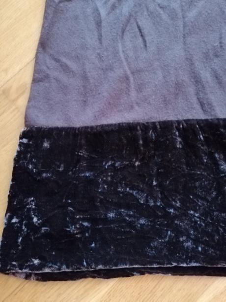 Hnedé šaty so zamatovým okrajom, 36