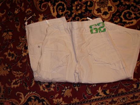  pekne biele  dievcenske 3/4 nohavice, 140
