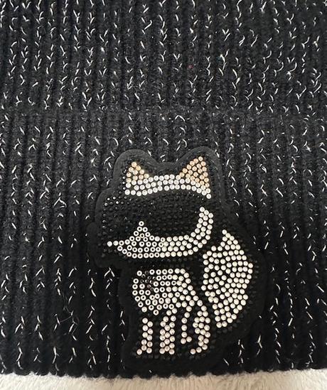 Čierna čiapka so striebornou niťou karl lagerfeld, 