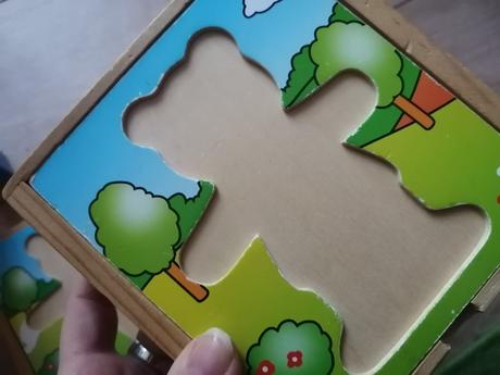 Drevené hračky puzzle maco, obliekanie, šaty,