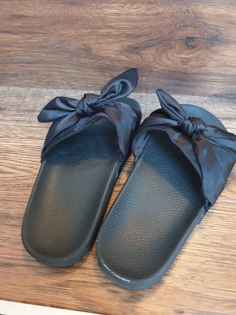 Šlapky s mašlou, 32