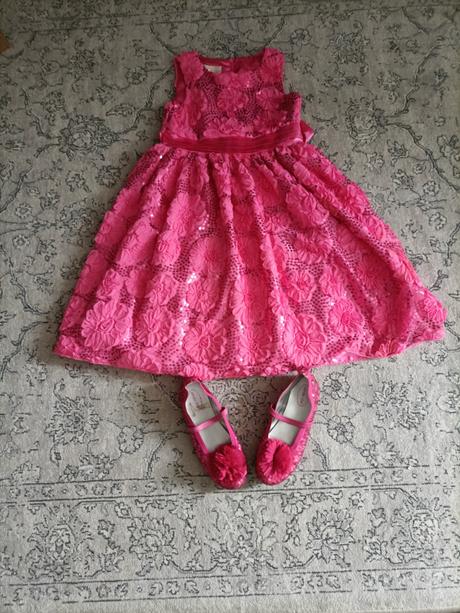 Nenosené slávnostné saty, 146