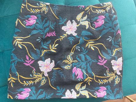 Minisukňa s výšivkou medicine veľkosť l, l