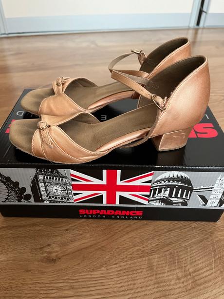 Tanečné topanky, 33