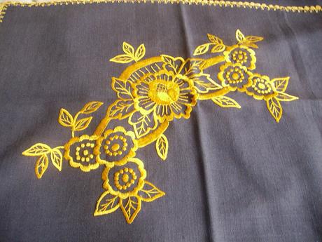 Vyšívané obrusy tmavohnedé s oranžovým 5 ks, 