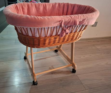 Prútená postieľka na kolieskach, 