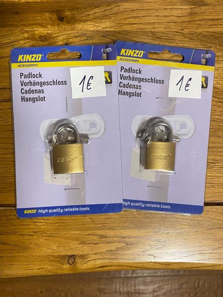 2x kinzo visiaci zámok, 