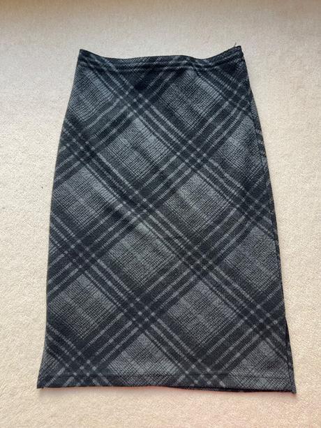 Dámska zimná sukňa mierne pod kolená, s