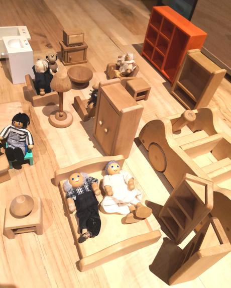 Dreveny nabytok pre babiky + auticko,