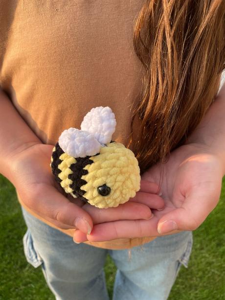 Predám ručne uháčkovanú včielku maju, 