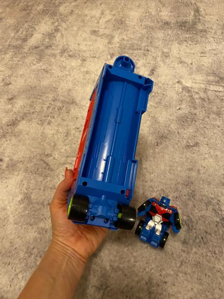 Transformer s vlečkou,