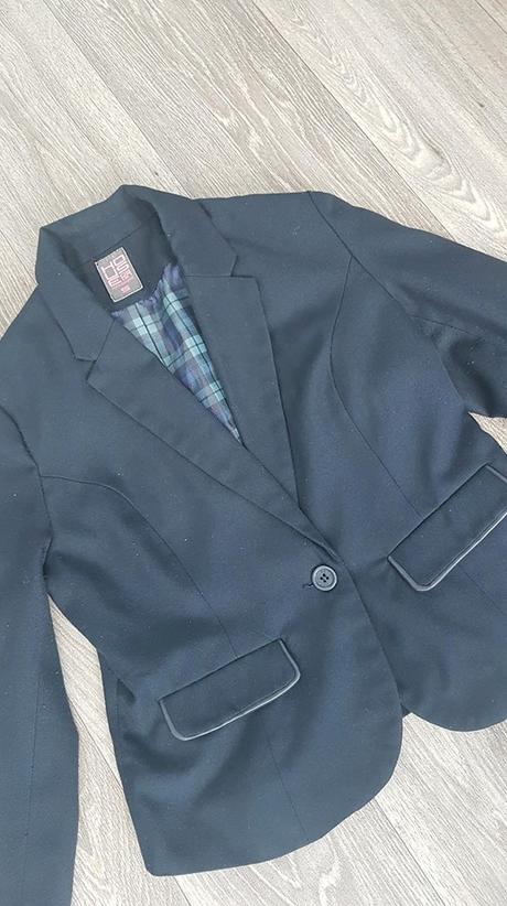 Elegantné sako v modrej farbe, s