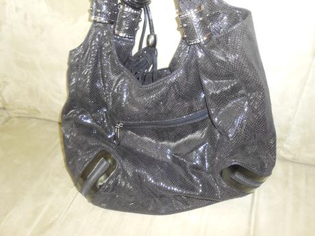 Čierna lesklá kabelka,