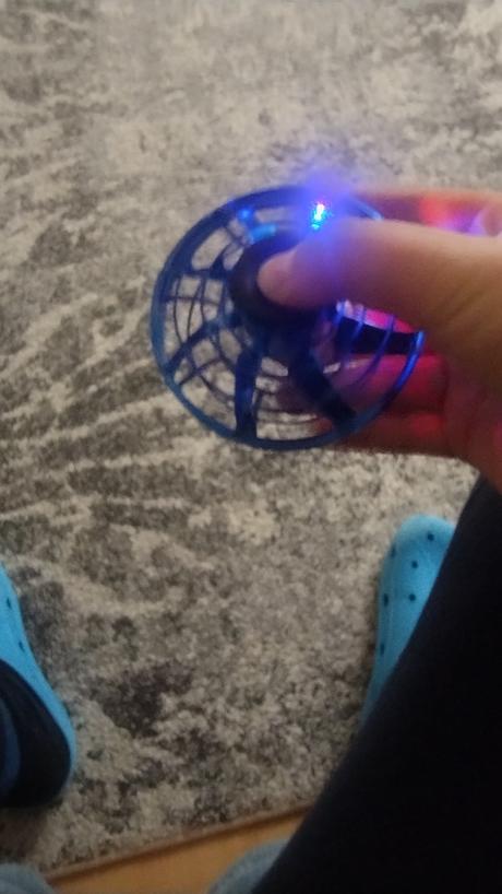 Lietajúci svietiaci spiner,