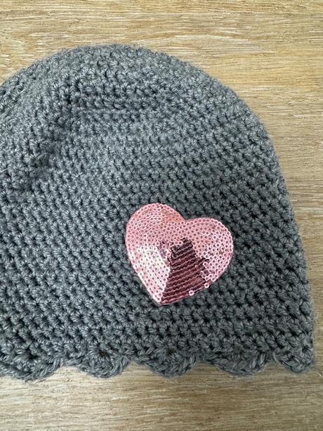 Handmade čiapka so srdiečkom, 98