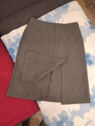 Sukňa s rasporkom v predu, 34