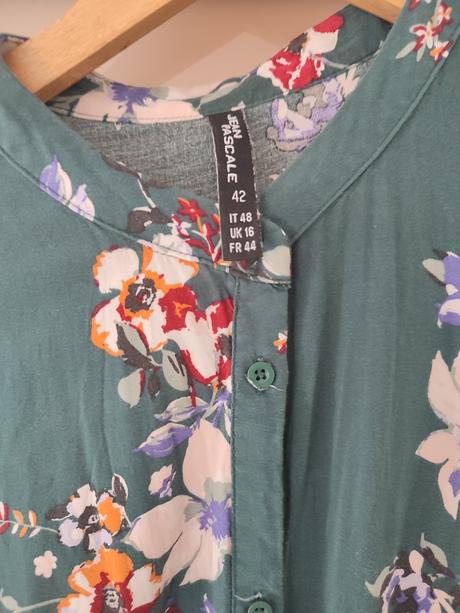 Šaty na gombiky, 42